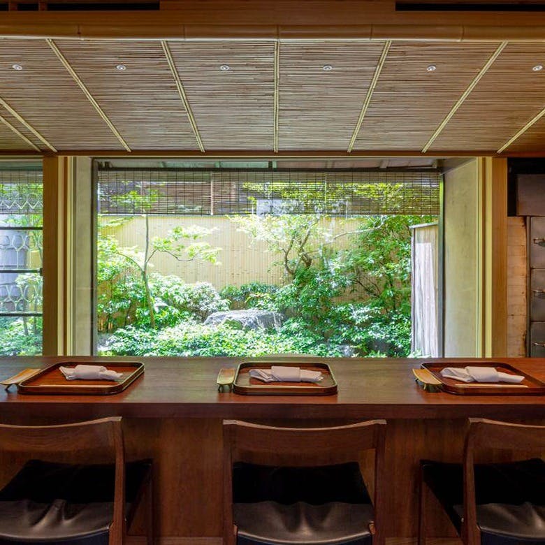 路地を入ると非現実世界が広がる