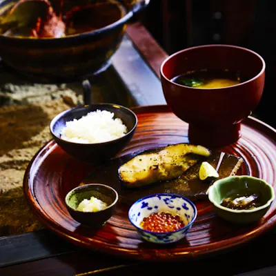 伝統陶器で炊き上げる 名物土鍋ご飯