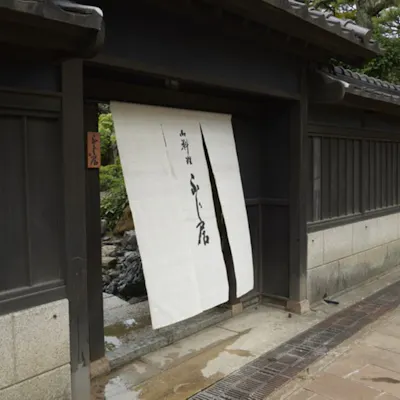 優美な空間で美食と美酒に酔いしれて