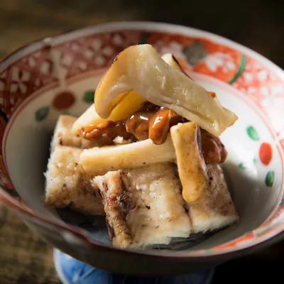 カウンター越し、食材に丁寧に向き合う料理人の手さばきを前に。大人の食空間。