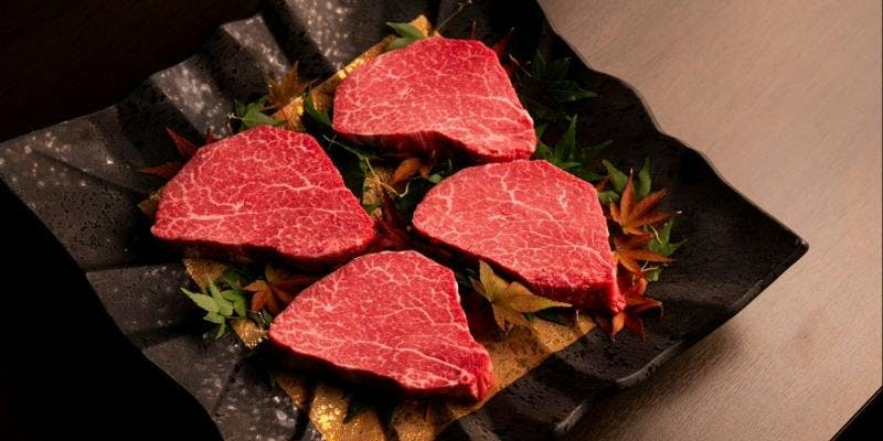 SNSで話題！1日3組限定【極上の黒毛和牛！雌牛のヒレ肉】驚くくらいの厚切りステーキを喰らい尽くす！