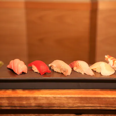 握りはもちろん、新鮮な魚介で織り成す一品料理が目白押し