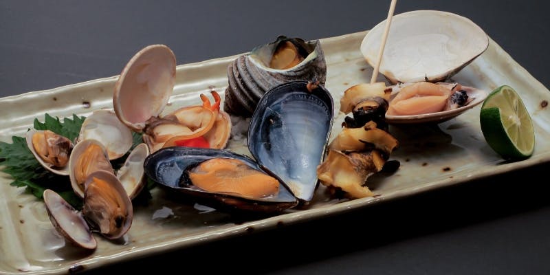【貝たっぷりおまかせコース】あて盛り、魚と貝のお刺身盛り合わせ、天ぷら、貝蒸し鍋など全6品