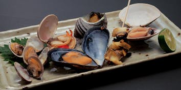 【貝たっぷりおまかせコース】あて盛り、魚と貝のお刺身盛り合わせ、天ぷら、貝蒸し鍋など全6品 - 貝と魚シェルハラ