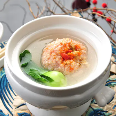 季節により旬の素材を選び、旬を味わうお料理をご提供いたします