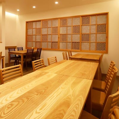 宴会や接待、記念日にも。落ち着いた雰囲気の店内。