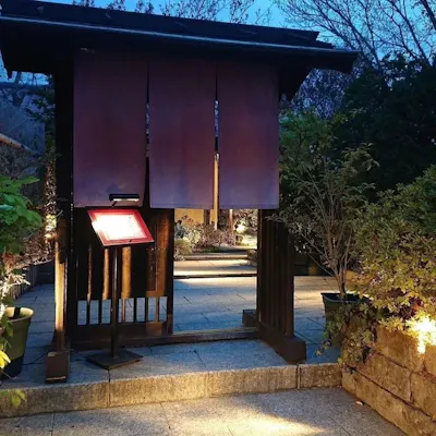 川沿いにたたずむ一軒家