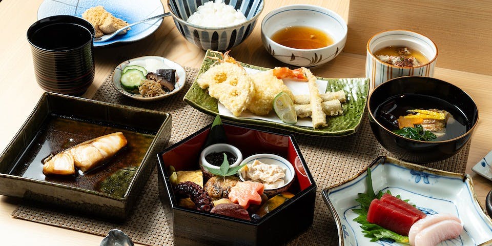 人気の麺・ご飯料理 : 料理ならおまかせ 元町 井おか 【おまかせ】お造り、八寸、天ぷら、煮魚、ご飯