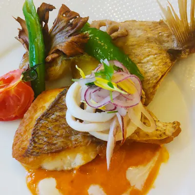 季節に合わせた食材でシェフこだわりのお料理を