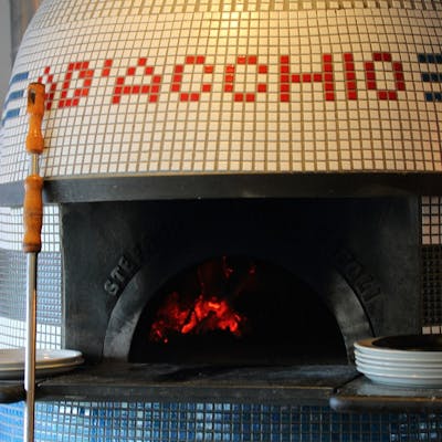 薪窯で焼くこだわりのアツアツピッツァ