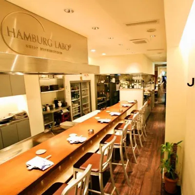 時間帯によって雰囲気の変わる店内