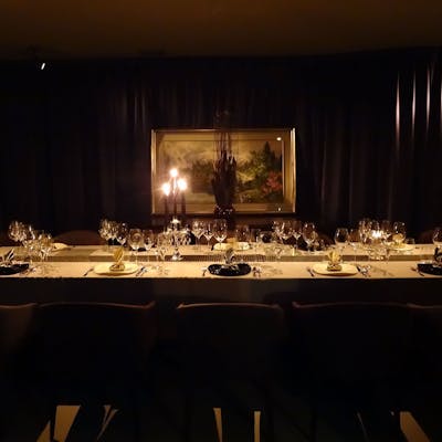 豪華な内装の大人の社交場