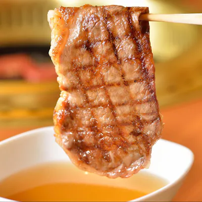 秘伝のつけダレで味わう、名物ミルフィーユロース