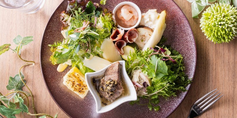 SAKURAランチプレートセット＋赤＆白ワイン＆スパークリングワイン飲み放題＋カフェフリー