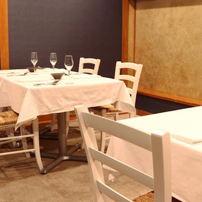 地中海の潮風を感じる、居心地の良い店内