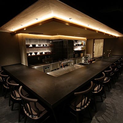 幅が広くゆったりと過ごせるカウンター席を完備。貸切利用も可能