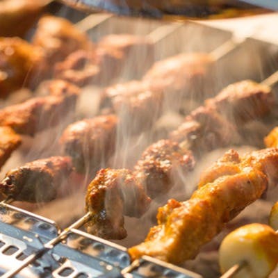 テーブルで自動焼き鳥調理をお楽しみいただけます!