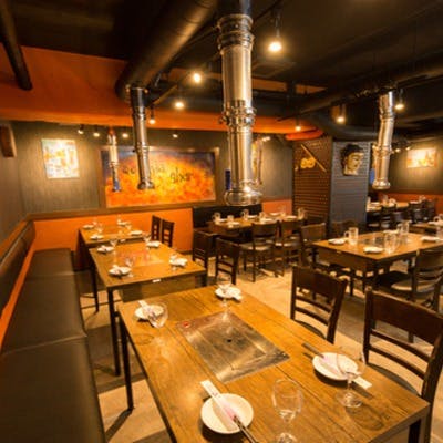 デザイナーズ空間で豪華な料理をお楽しみください。