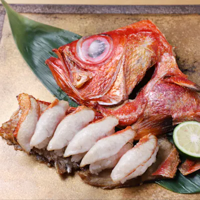 旬の味覚を味わう料理の品々と名物の焼き鮨