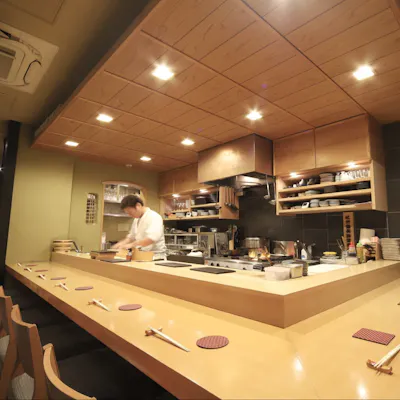 ライブ感のあるカウンターと個室で愉しむ