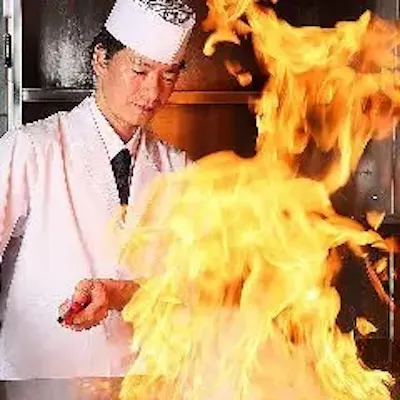 落ち着いた雰囲気の大人な空間。カウンター席はライブ感満載です