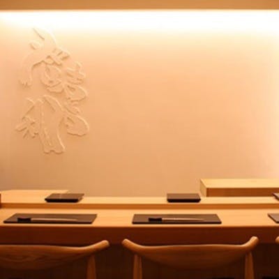 カウンターのみで雰囲気とともに楽しむ店内