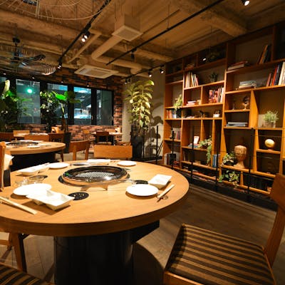 ガーデンをイメージしたスタイリッシュで洗練された店内