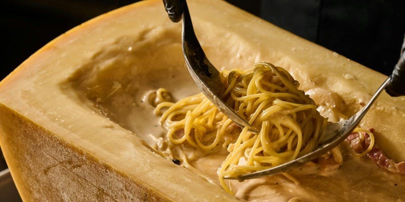 【SPECIALE】特大チーズで仕上げるカルボナーラ・選べるピッツァ・ステーキ・デザート全9品＋2h飲み放題