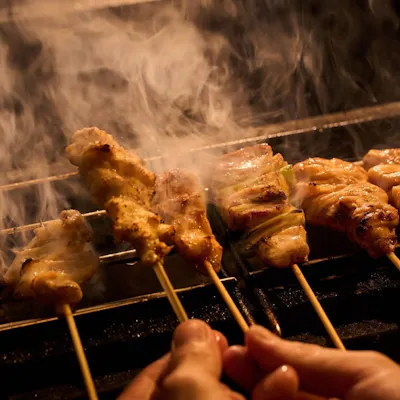 こだわりの尾張備長炭で焼き上げる本格炭火焼鳥