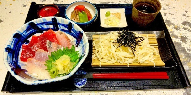 【ランチ限定】海鮮丼とうどんのセット（大海老天ぷらとプチ甘味付き）　2,600円