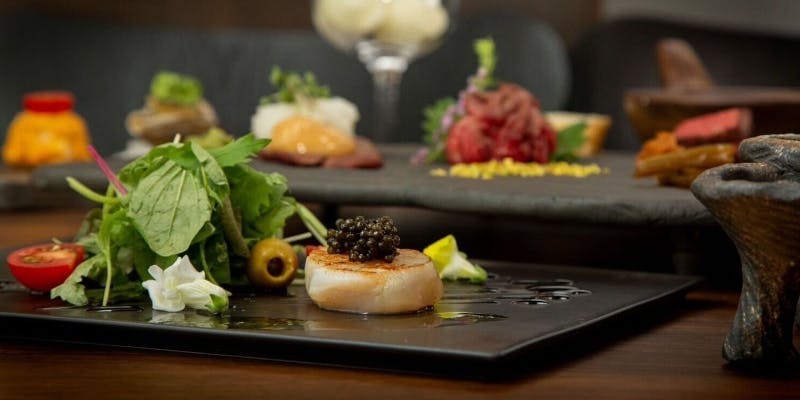 【神戸ビーフステーキコース】メインの赤身ステーキをはじめ、華やかな肉前菜などを堪能する全7品