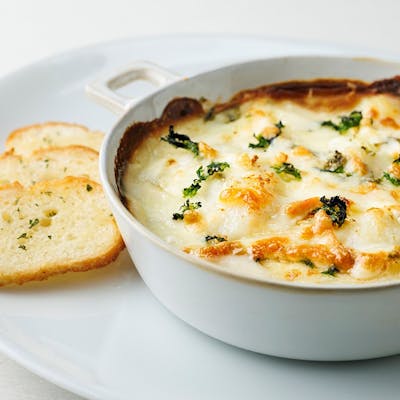 ランチタイムは王道の洋食を、ディナータイムはお酒に合う一品料理が楽しめます