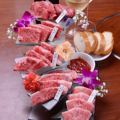 名物メニュー「お肉の階段5種盛り」