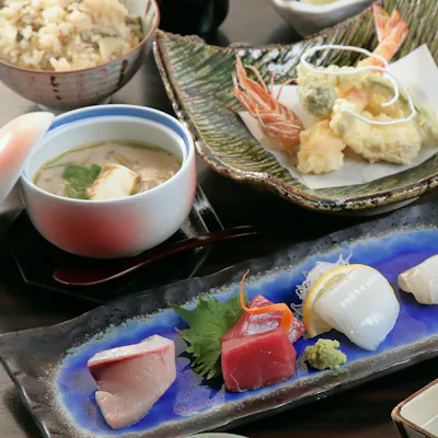 地元市場で毎日仕入れる食材を使ったお料理と豊富な銘酒