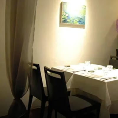 白を基調とした店内で、こだわりの料理をご堪能下さい