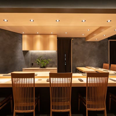 ここでしか味わえない鮨と天ぷらを。独自の技法だからお酒と合う