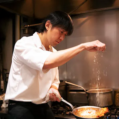 オーナーシェフ奥野義幸が厨房に立つお店