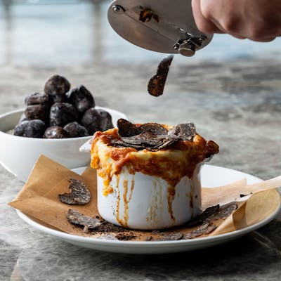 トリュフかけ放題の看板メニューが驚きの1,500円!