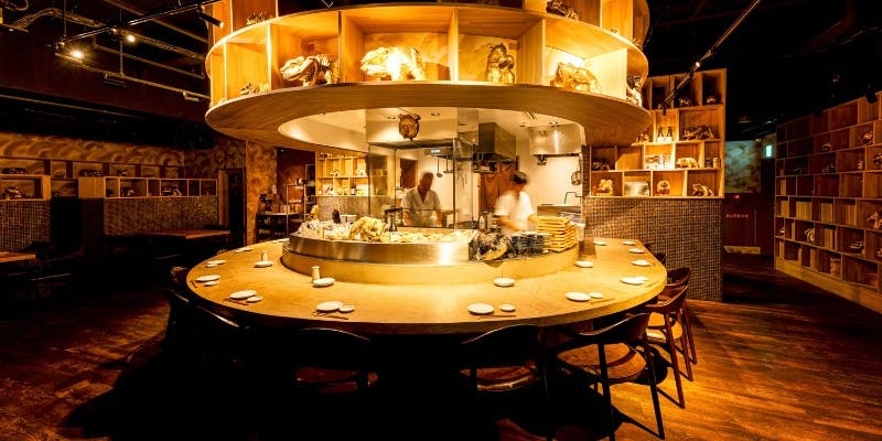 モダンな雰囲気の寿司店のカウンター