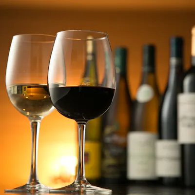 ワインは約40種類、日本酒やウイスキーなど好みの一杯をどうぞ