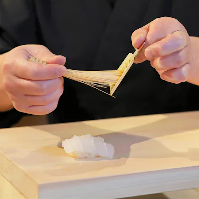 職人の手で丁寧に作られる鮨と逸品料理
