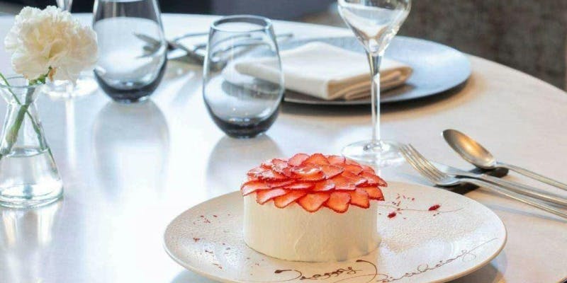 【Anniversary】乾杯スパークリングとアニバーサリーケーキ付き、季節の前菜＋メインが選べるコース全4品