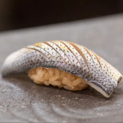 旬の食材を活かした寿司や一品料理を堪能する「おまかせコース」
