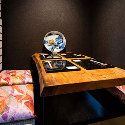 季節の草花や雪見障子の個室など、都会の雑踏を忘れる和の空間