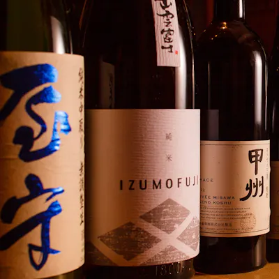 全国の地酒や季節の酒など、焼鳥に合う日本酒が充実