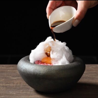 肉によって変える自家製のタレ