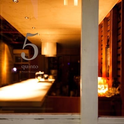 ライブ感溢れるお席で、一皿が完成する過程を五感で愉しむ