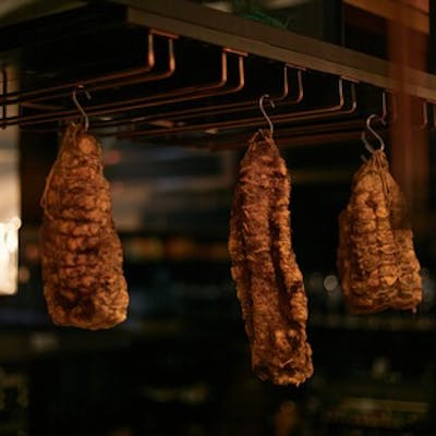 専用工房で生ハムを自家製