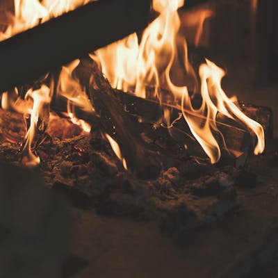 素材の旨みと香りを堪能できる薪火料理