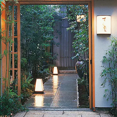 日本庭園を前にゆったりとくつろげる空間